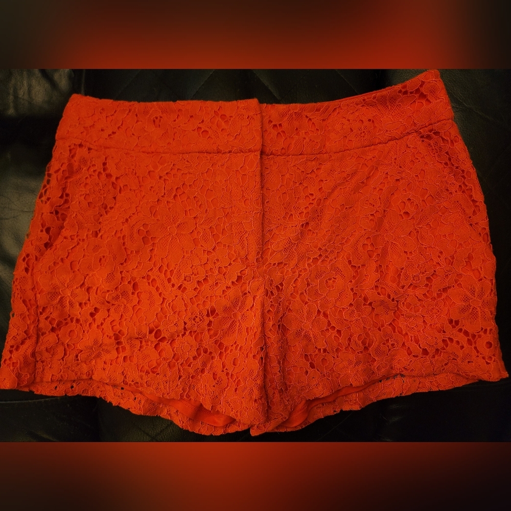 NEW YORK & COMPANY - 7TH AVENUE DESIGN STUDIO - Orange Lace Shorts, size Adult 8